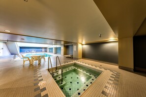 屋内プール、温水プール