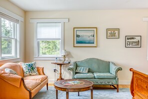 Televisión, reproductor de DVD, libros y estéreo 