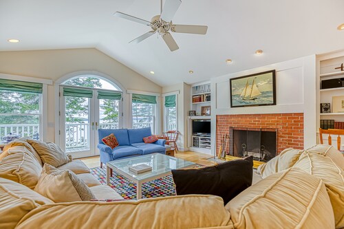 Bayfront home w / hermosas vistas, gran terraza y muelle compartido / tenis - perros OK!