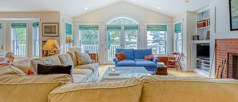 TV, DVD player, books, stereo