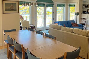 Een televisie, een dvd-speler, boeken en een stereo