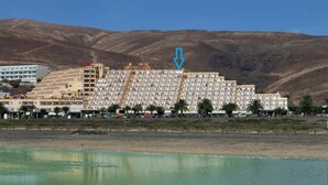 A large hotel with multiple floors and a prominent blue arrow pointing to a specific section.