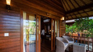 A wooden room with a balcony, wicker furniture, and a number '07' sign. - Royal Cottage Nusa Lembongan (Lembongan Island)