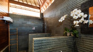 A bathroom with a wooden ceiling, a bamboo ladder, a towel rack, a sink, a mirror, and a potted plant. - Royal Cottage Nusa Lembongan (Lembongan Island)