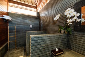 Regadera, amenidades de baño gratuitas, secadora de cabello, batas