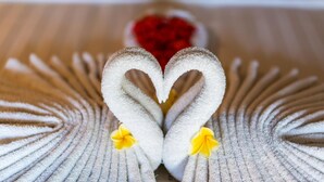 A towel arranged in a heart shape with yellow flowers. - Royal Cottage Nusa Lembongan (Lembongan Island)