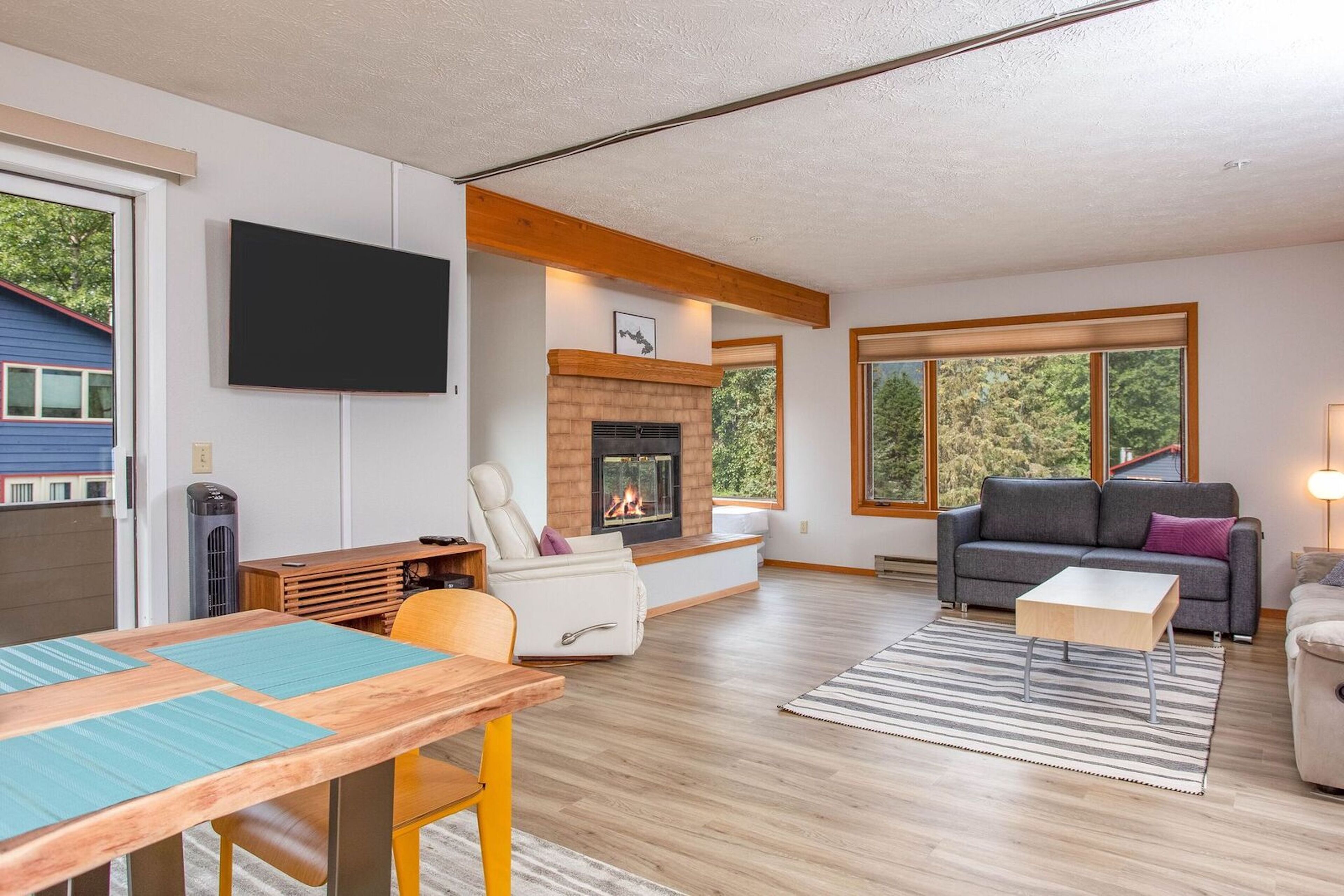 Girdwood condo w/ wood-burning fireplace & balcony w/ mtn views - walk to lifts