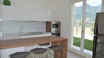 Kühlschrank, Mikrowelle, Ofen, Herdplatte