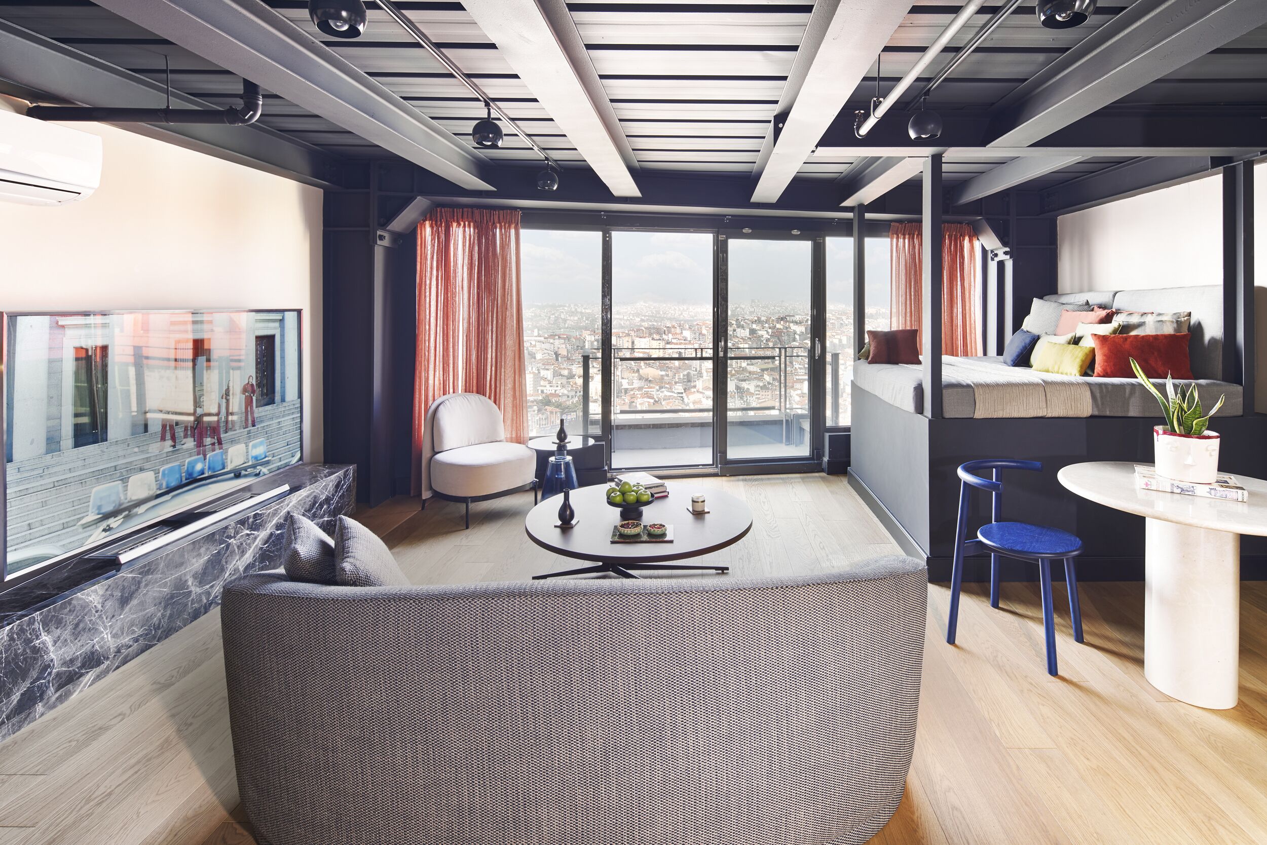 Signature appartement, 1 slaapkamer, uitzicht op zee, op Executive verdieping | Woonkamer | Een 65-inch plasmatelevisie met kabelzenders, smart-tv en Netflix