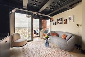 Panoramic-Apartment, 2 Schlafzimmer, 2 Bäder, Meerblick | Wohnzimmer | 65-Zoll-Plasmafernseher mit Kabelempfang, Smart-TV, Netflix