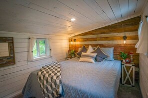 1 bedroom, iron/ironing board, WiFi - Cozy Cabin "Little Red Hen" 12 min to Magnolia (Waco)