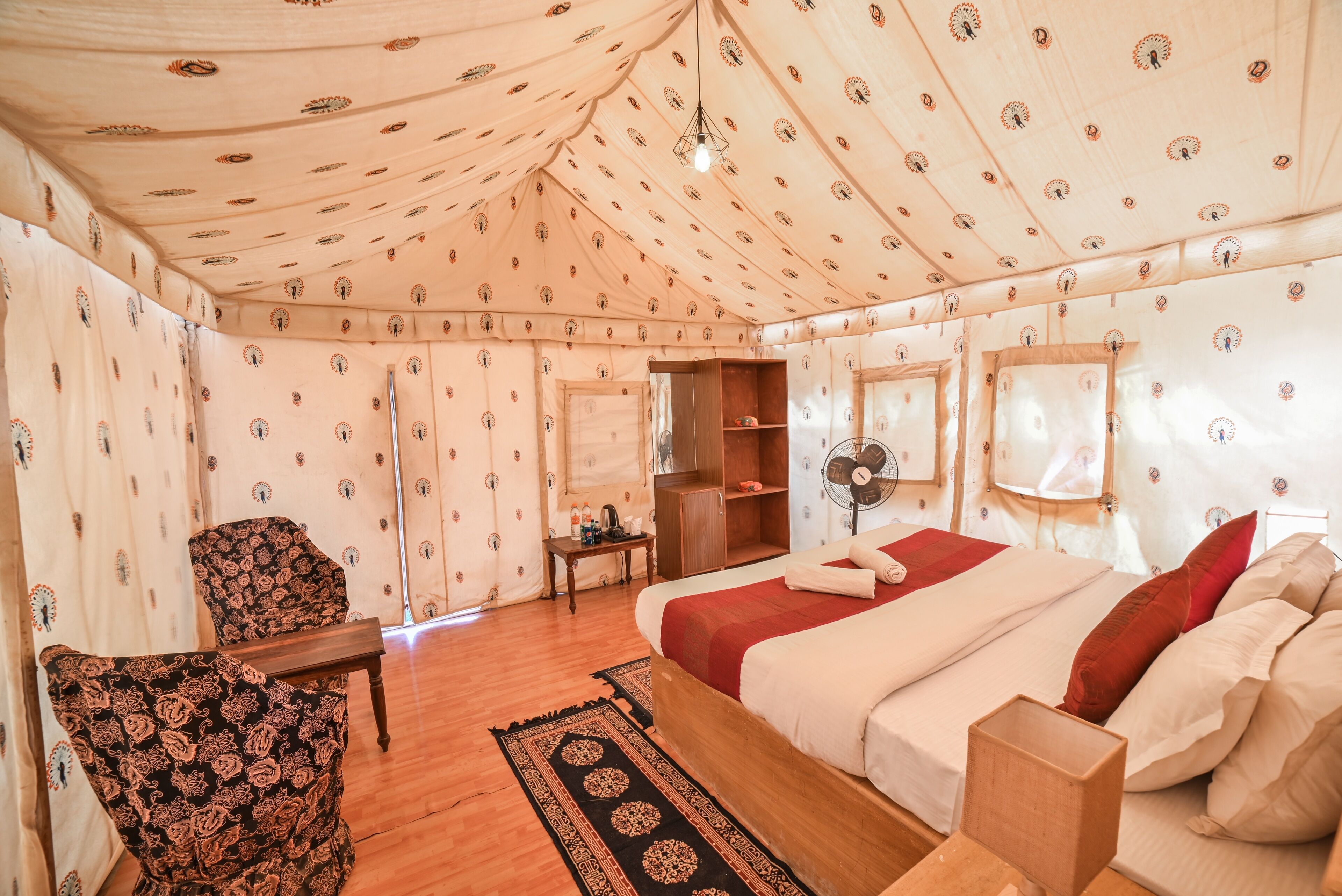 Colchones con efecto memoria y caja de seguridad en la habitación 