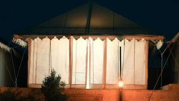 Framhlið gististaðar – að kvöld-/næturlagi