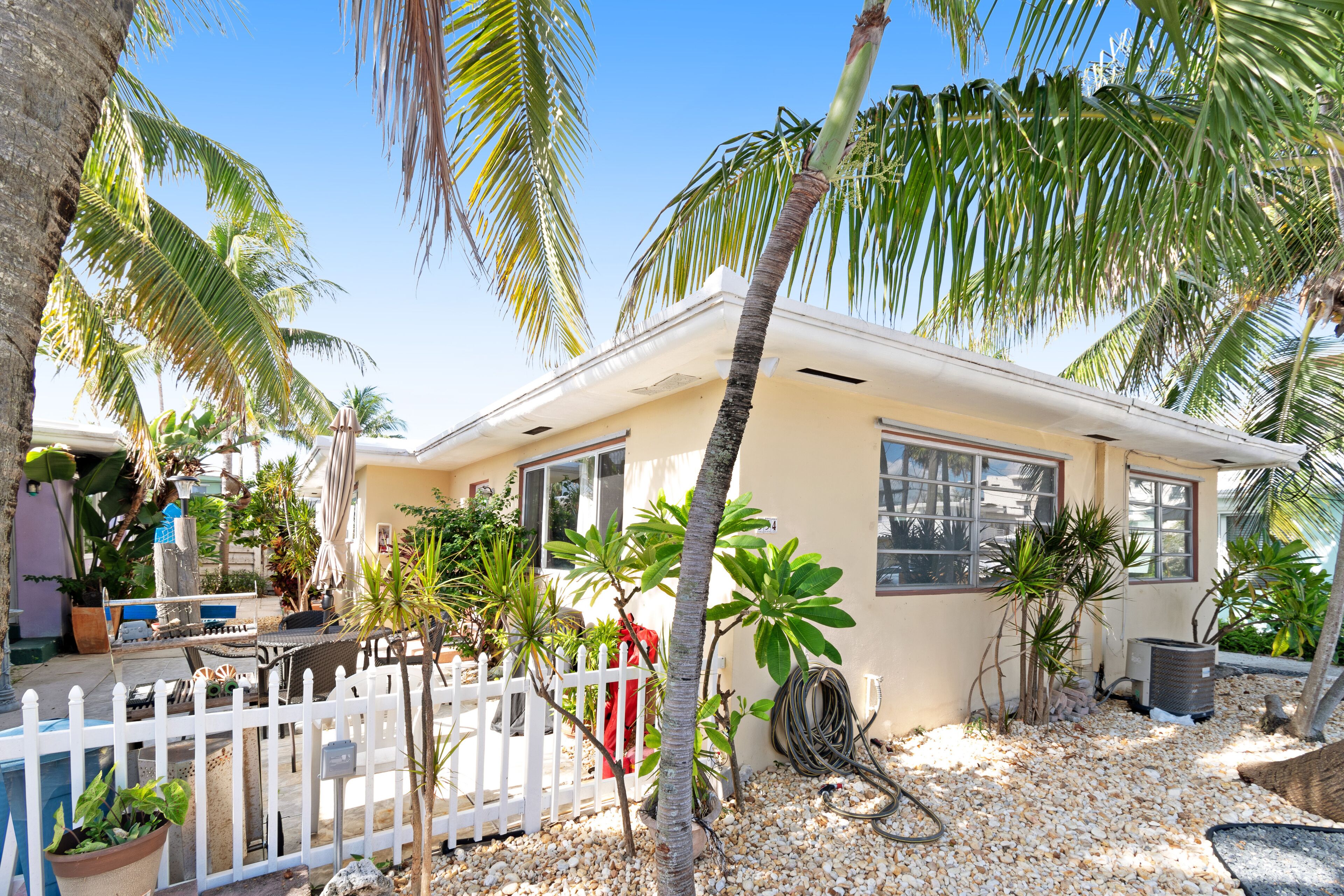 Dog-friendly duplex with communal patio, dining area, & grill