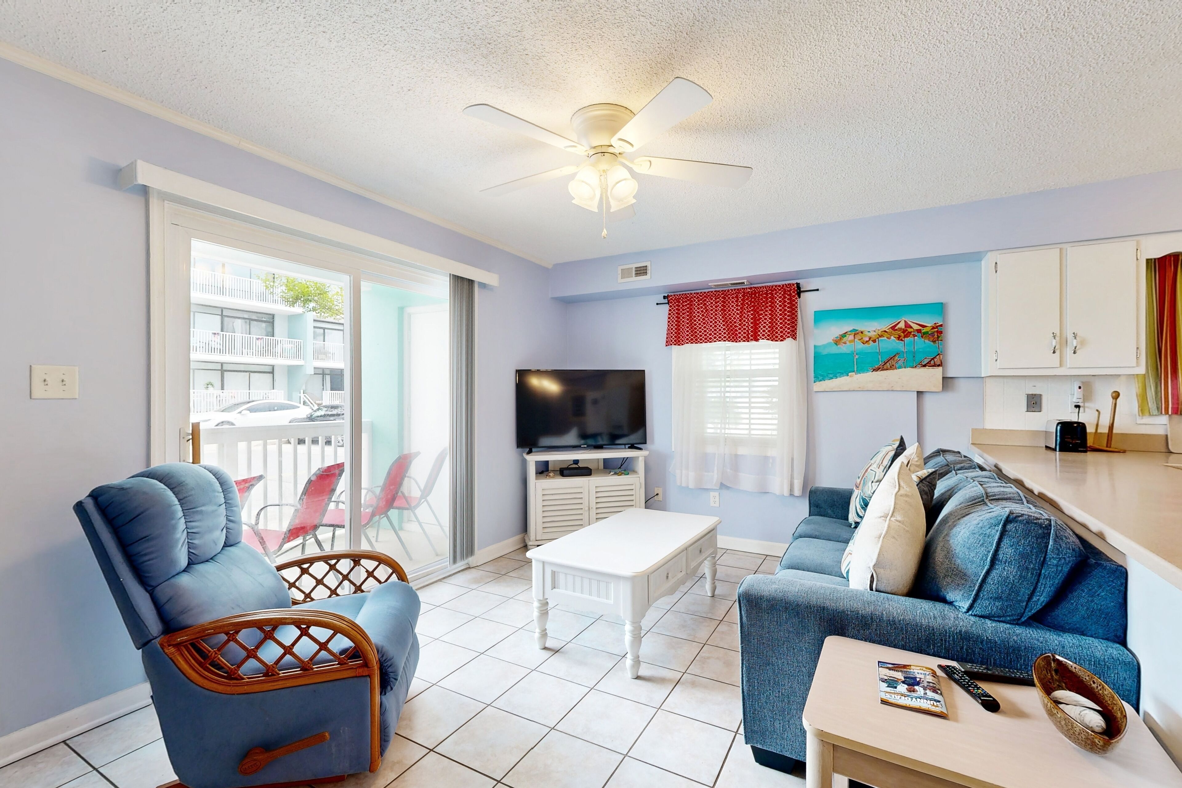 Lovely, dog-friendly condo within walking distance to beach