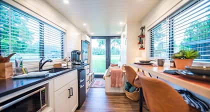 Eleganter Behälter Tiny House "Yellow & Blue"