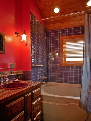 Combined shower/bathtub, jetted bath, hair dryer, towels - Cozy Farm Private Cabin-30% off Spring Special - 183 beautiful acres (Callicoon Center)