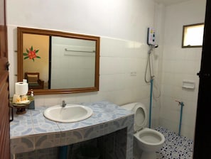 Family 2-Bedroom Cottage | ห้องน้ำ | ฝักบัว, โถสุขภัณฑ์แบบบิเดท์, ผ้าเช็ดตัว, สบู่