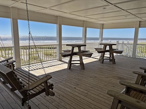 Outdoor dining - Family Tides - Beachfront - Island Realty (Grand Isle)