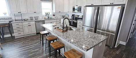 Kjøleskap, mikrobølgeovn, ovn og kokeplater