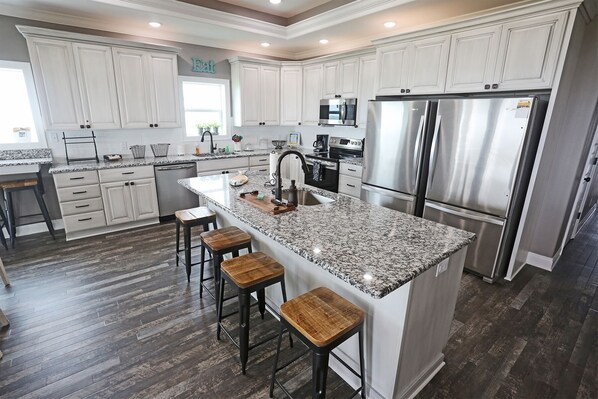 Fridge, microwave, oven, stovetop - Family Tides - Beachfront - Island Realty (Grand Isle)