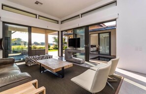 Lobby sitting area - mayfair express lodge (Johannesburg)