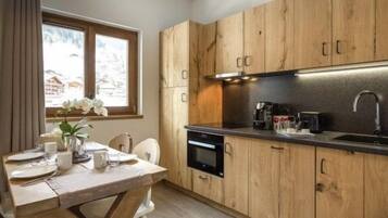 Réfrigérateur, micro-ondes, lave-vaisselle, grille-pain