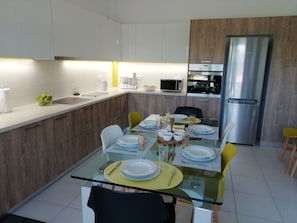 Frigorifero, microonde, forno, piano cottura