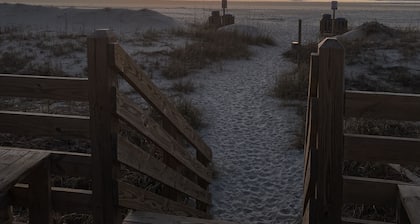 Steps to the Beach, Pool, Dog friendly!