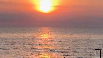 Beach nearby, sun loungers, beach towels