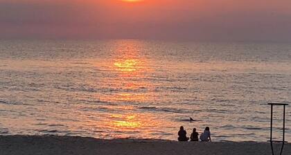 Steps to the Beach, Pool, Dog friendly!