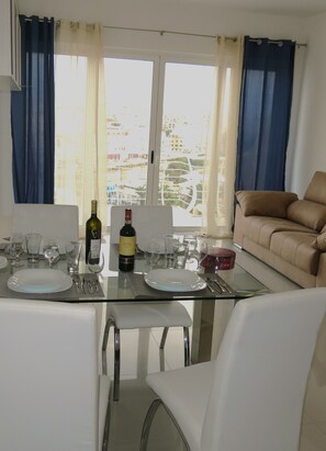 Interior - Amazing port and sea views from this modern, fully equipped 2 bedroom apartment (Wied il-Ghajn)