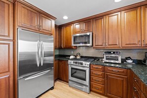 Réfrigérateur, un four, surface de cuisson, cafetière-théière