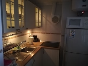 Réfrigérateur, micro-ondes, bouilloire électrique, grille-pain