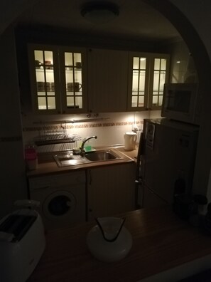 Réfrigérateur, micro-ondes, bouilloire électrique, grille-pain