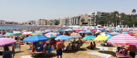 Camastros y toallas de playa