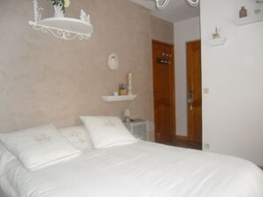 1 habitación, tabla de planchar con plancha, wifi y ropa de cama