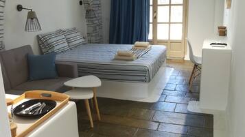 Signature Room | Desk, soundproofing, free WiFi