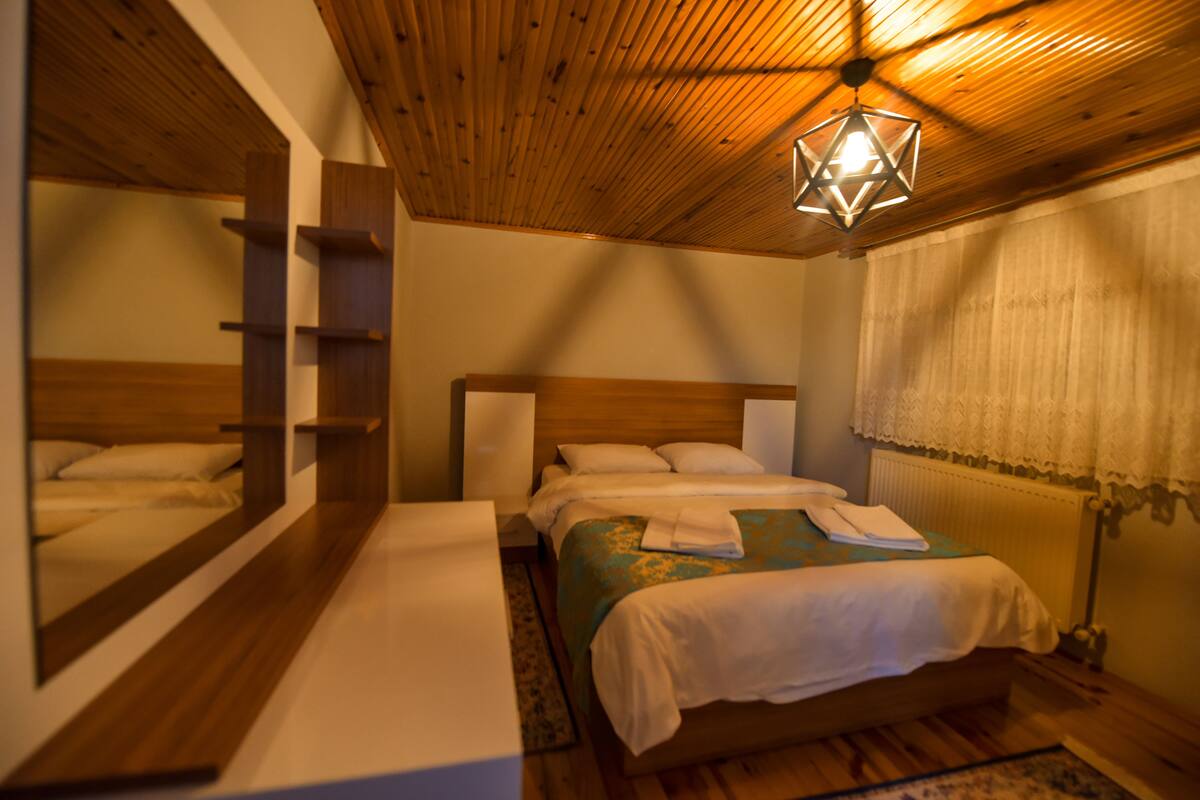 Apartemen, 2 kamar tidur, teras | Seprai premium, selimut bulu angsa, meja kerja, dan kedap suara
