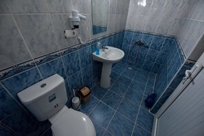 Shower, free toiletries, hair dryer, slippers - My Guse Suite (Trabzon)