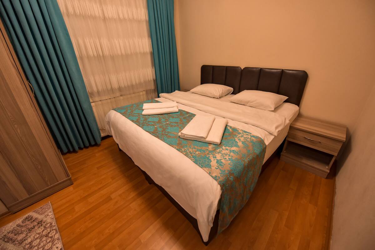 Kamar Double Standar | Seprai premium, selimut bulu angsa, meja kerja, dan kedap suara
