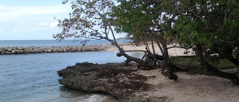 In Strandnähe, Liegestühle, Strandtücher