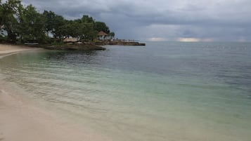 Beach nearby, sun loungers, beach towels