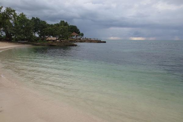 Nær stranden, solsenger og strandhåndklær