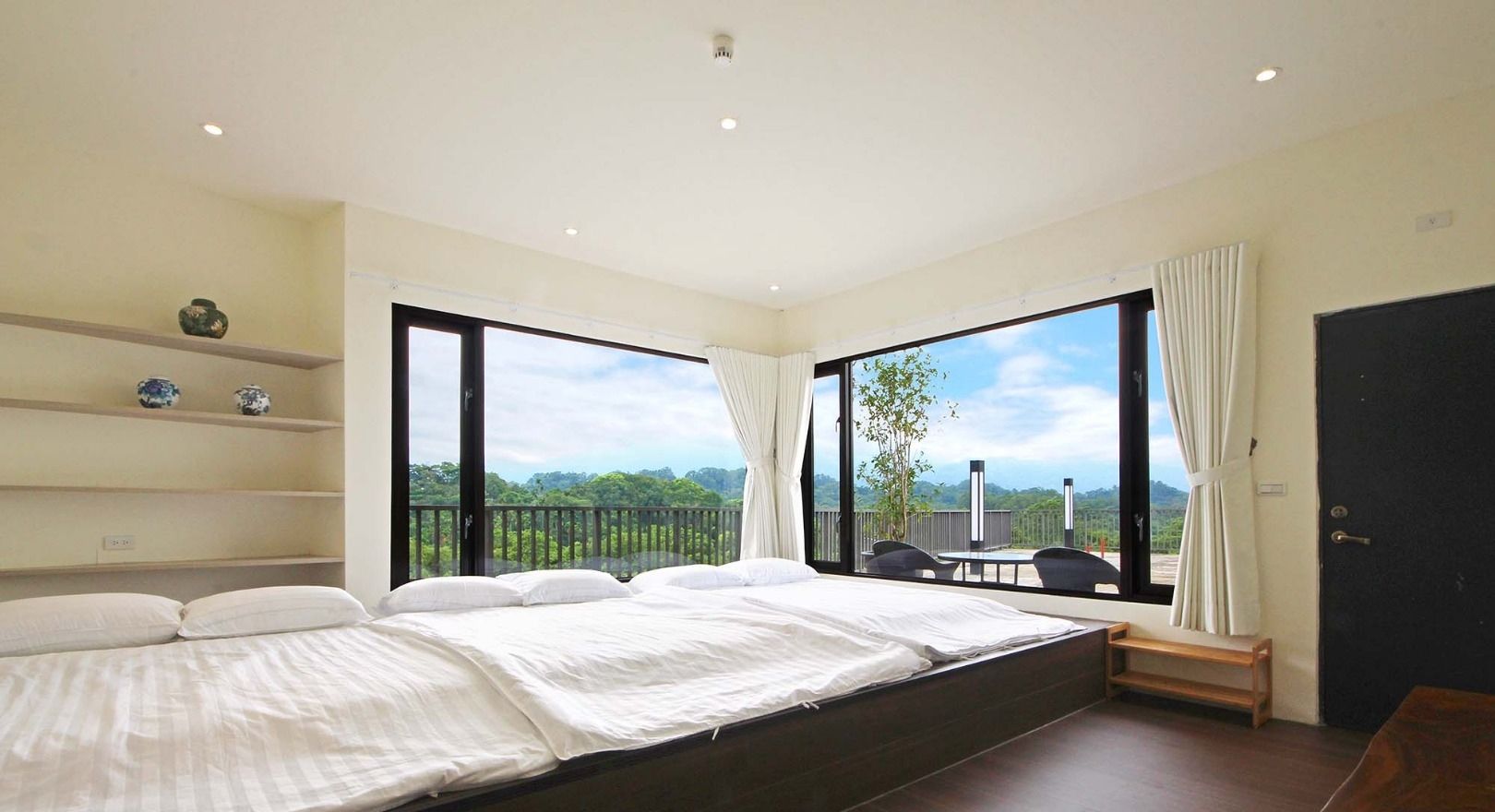 Family Room | Desk, free WiFi, bed sheets