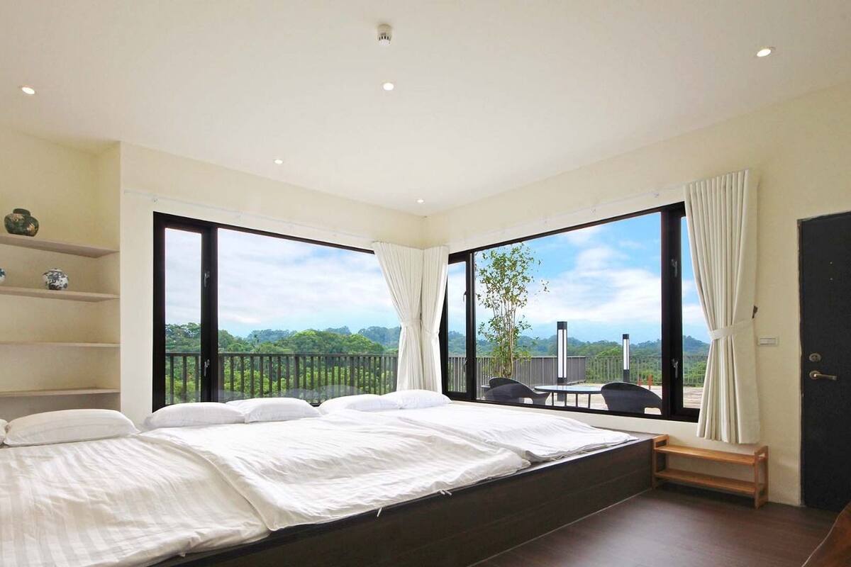 Family Room | Desk, free WiFi, bed sheets