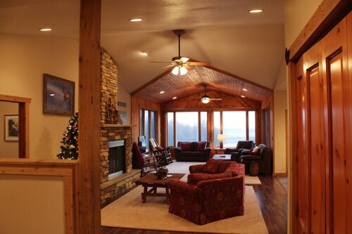 The Lodge Home - Abundance of Wildlife and a short walk to the lake with a dock!
