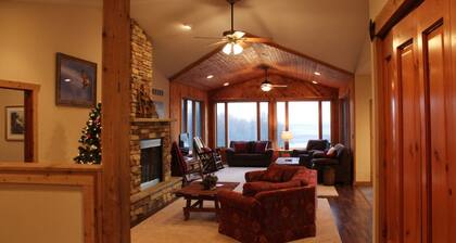 The Lodge Home - Abundance of Wildlife and a short walk to the lake with a dock!