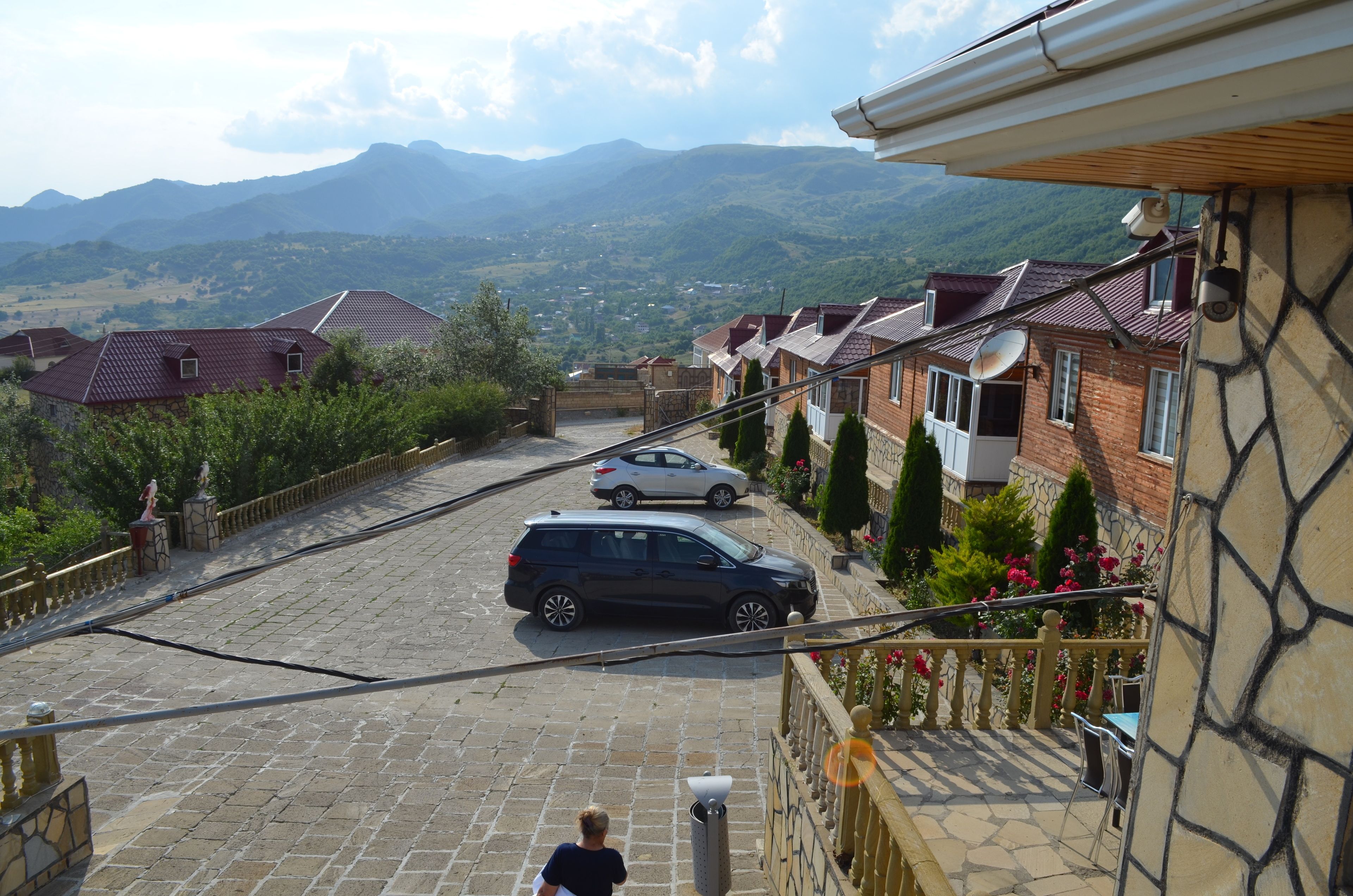 مواقف سيارات مجانية، خدمة مجانية لإيقاف السيارات بواسطة موظف