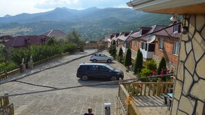Free self parking, free valet parking - Qizil Dash Hotel (Samaxi)